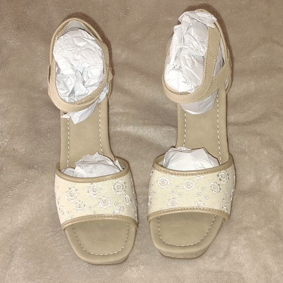 👣🩷Y•NOT? 🩷 Beige Eyelet Platform Wedges - Picture 3 of 16